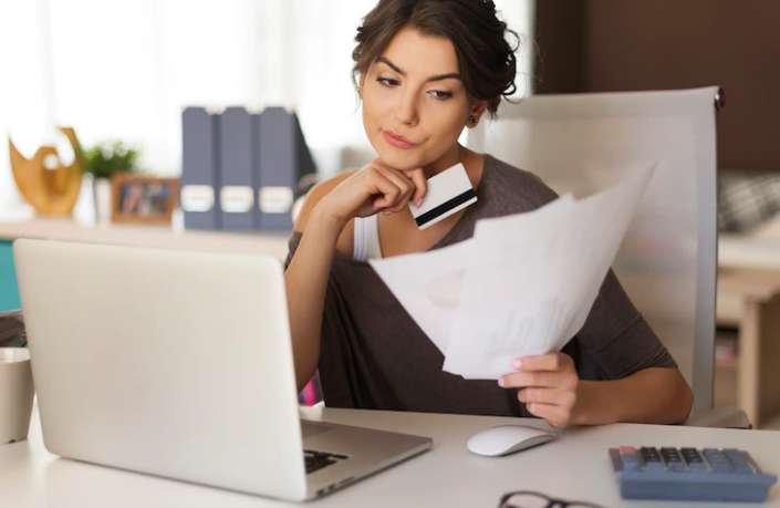 woman reading about how 0% apr credit cards work